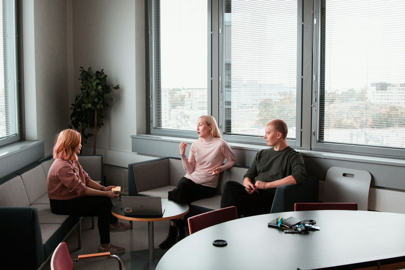 Zakelijk overleg tussen professionals in een moderne kantooromgeving