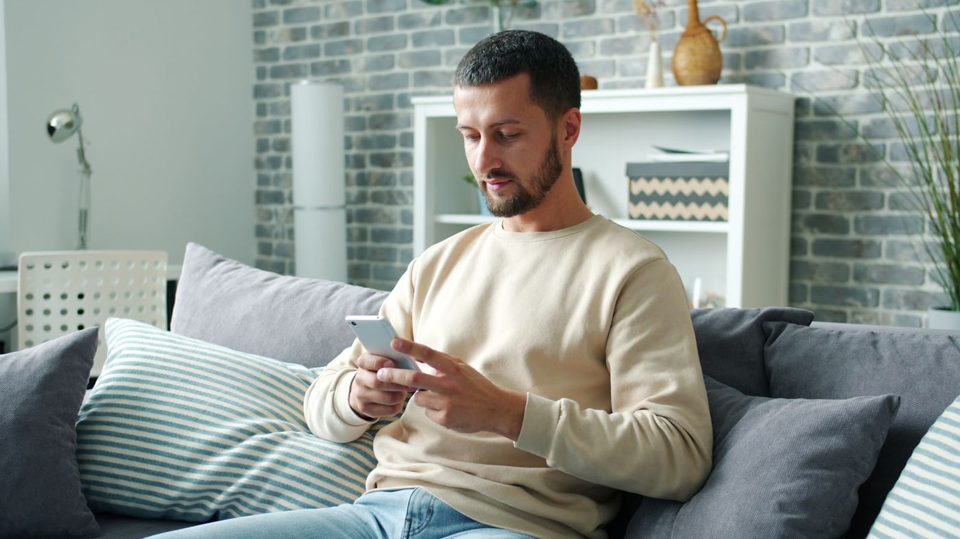 Particulier zoekt thuis op een telefoon naar een lokale dienst