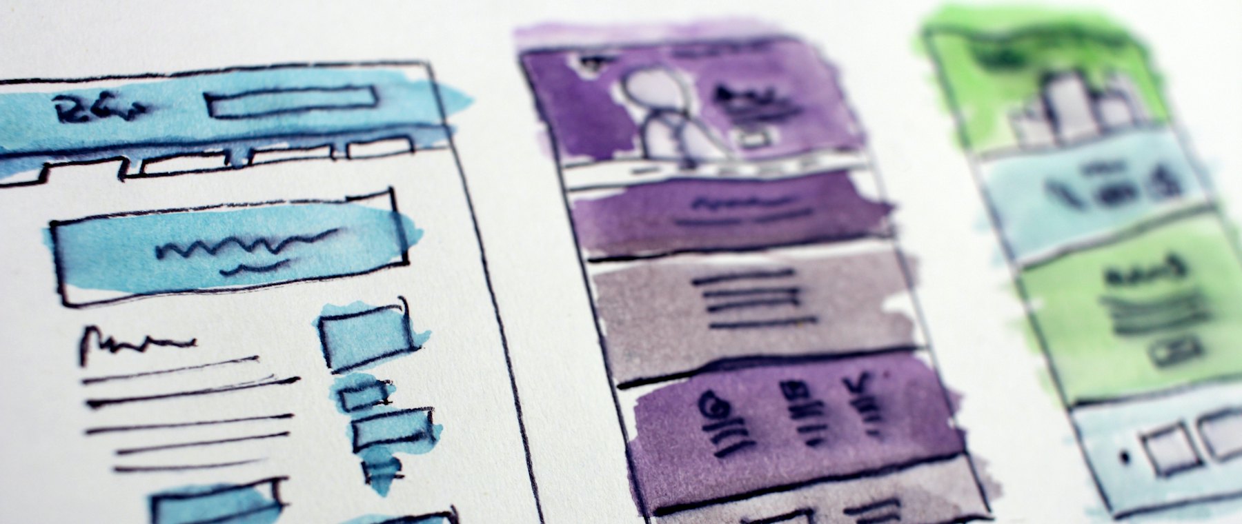Schetsen van websiteontwerpen op papier