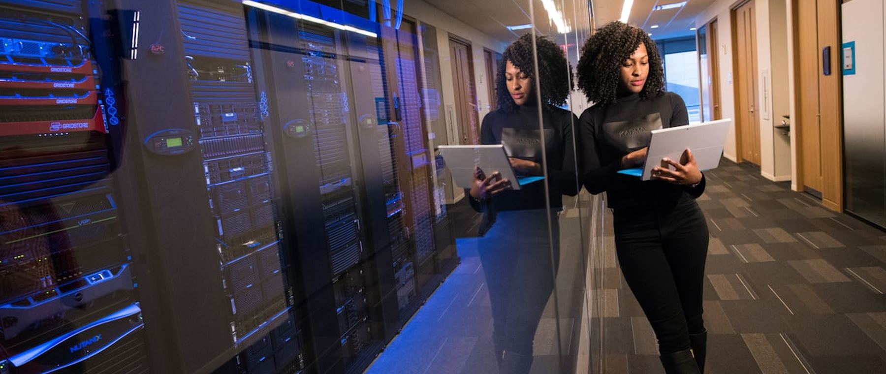 Serverruimte met apparatuur voor snelle hosting