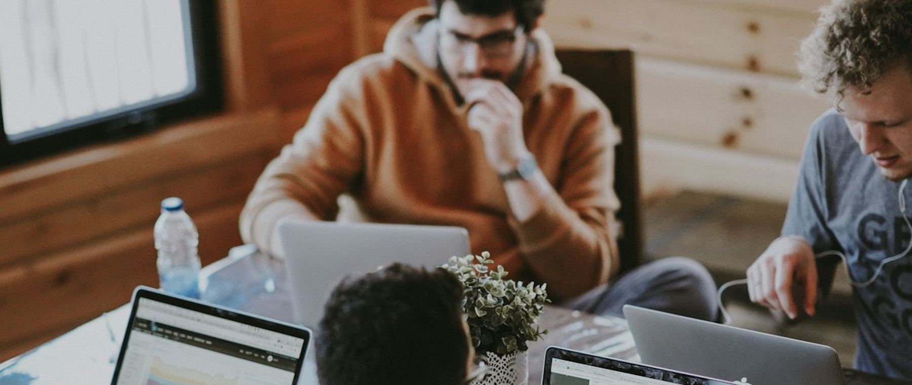 Ontwerpers werken samen achter hun laptops aan een website