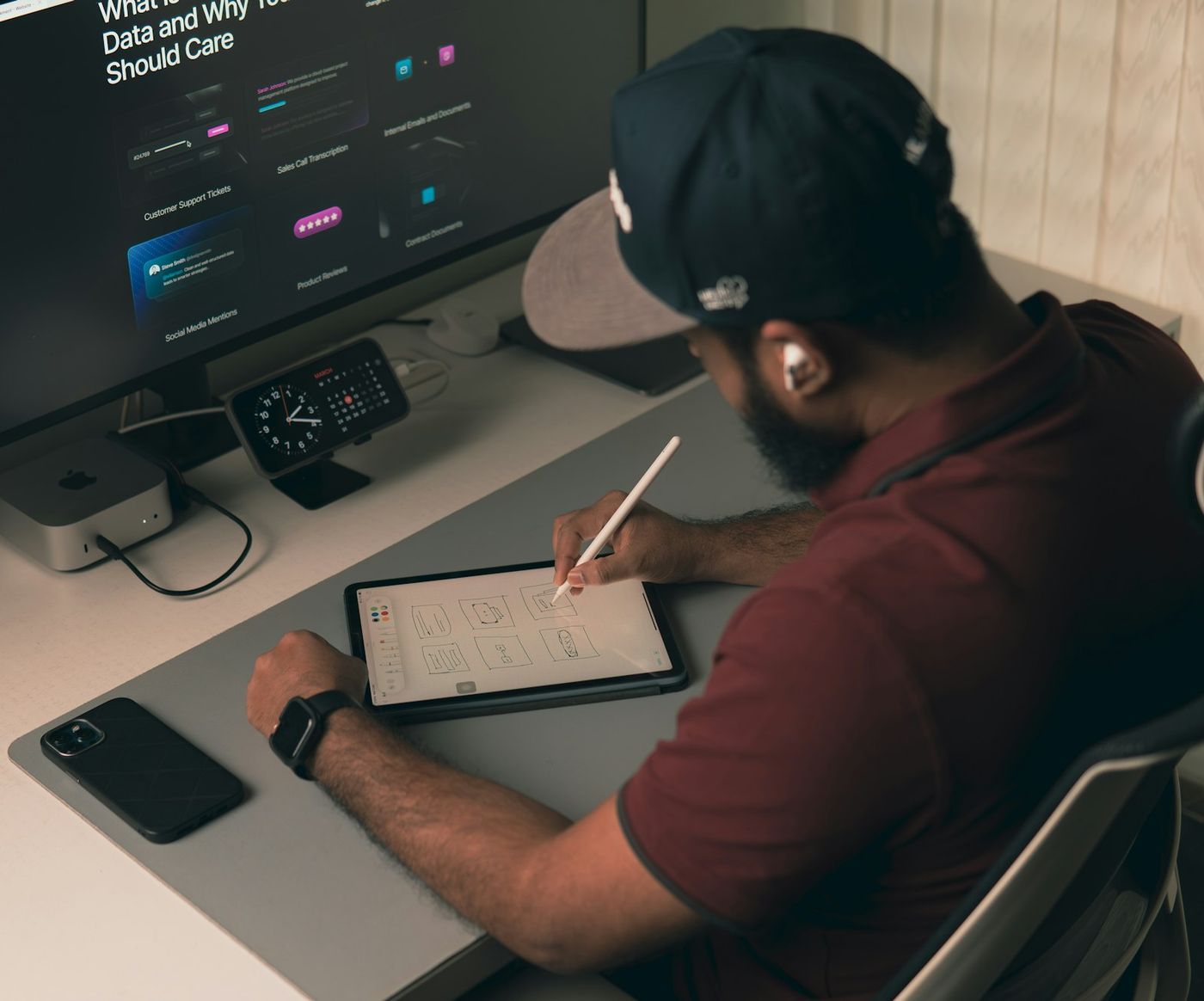 Ontwerper schetst de indeling van een website