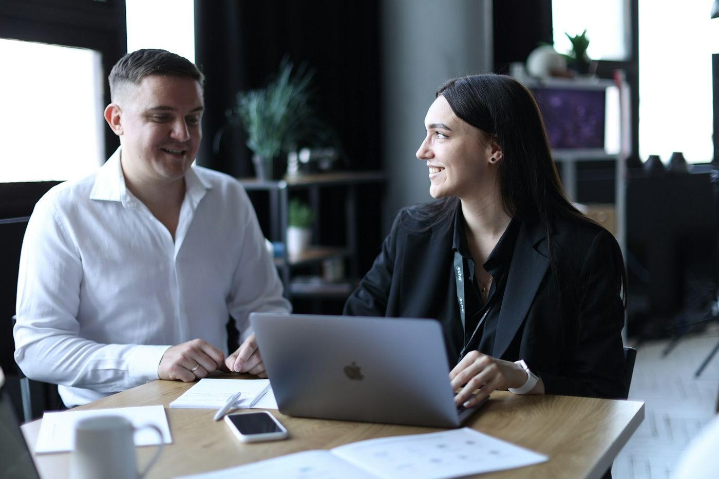 Twee mensen bekijken samen de resultaten van een website