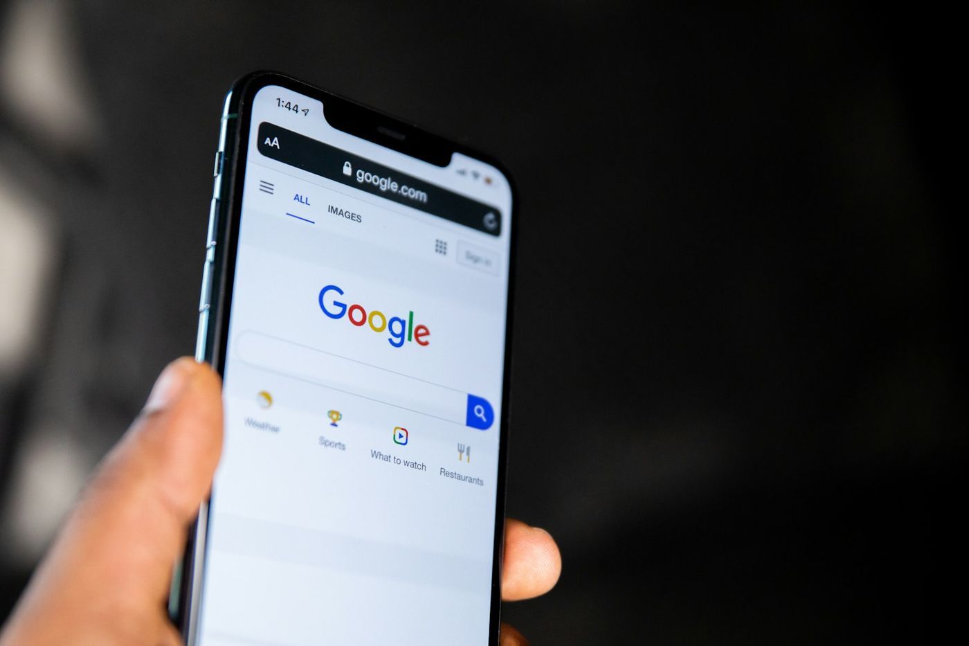 Iemand zoekt op een telefoon naar een bedrijf in de buurt