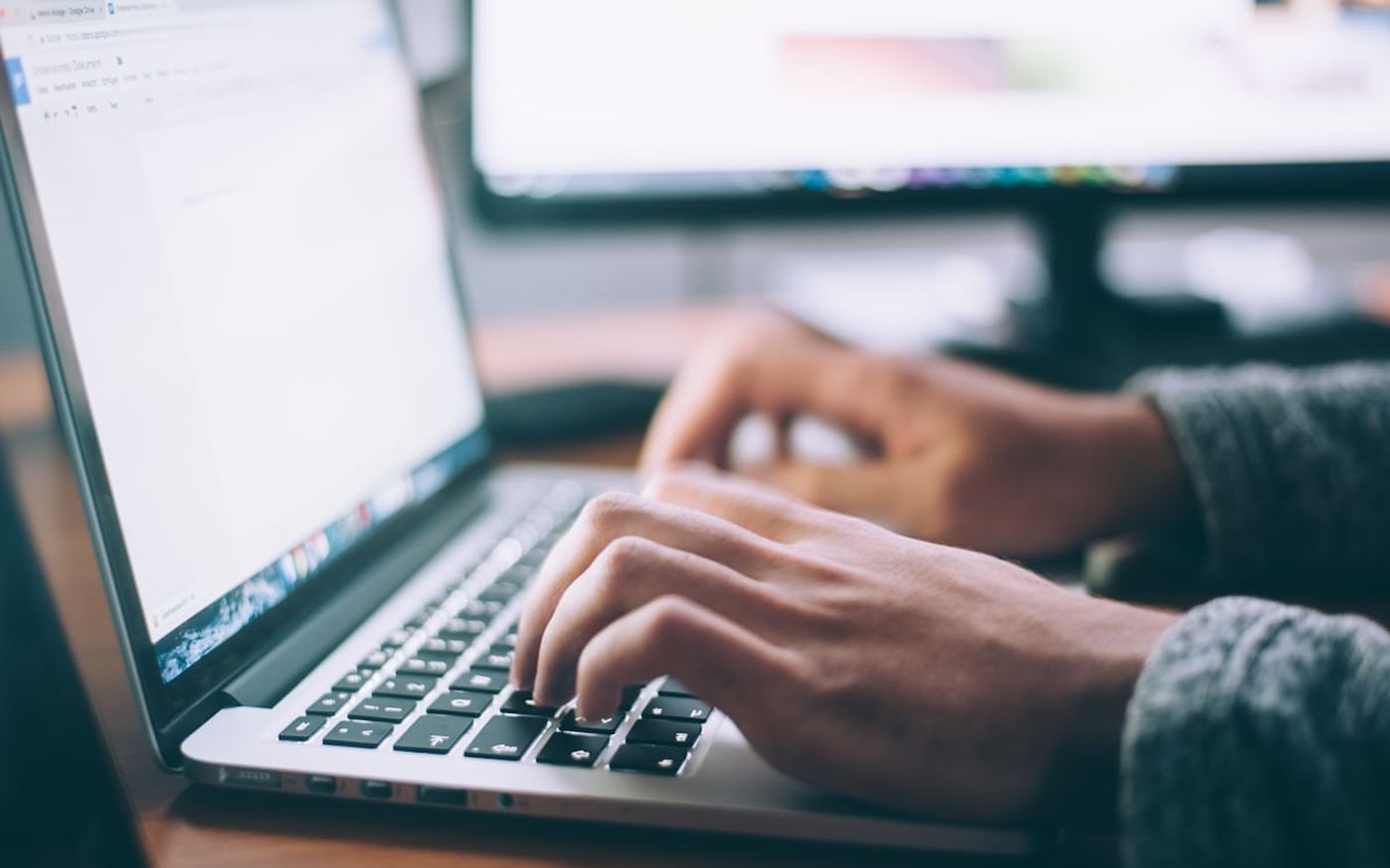Laatste wijzigingen worden op een laptop doorgevoerd