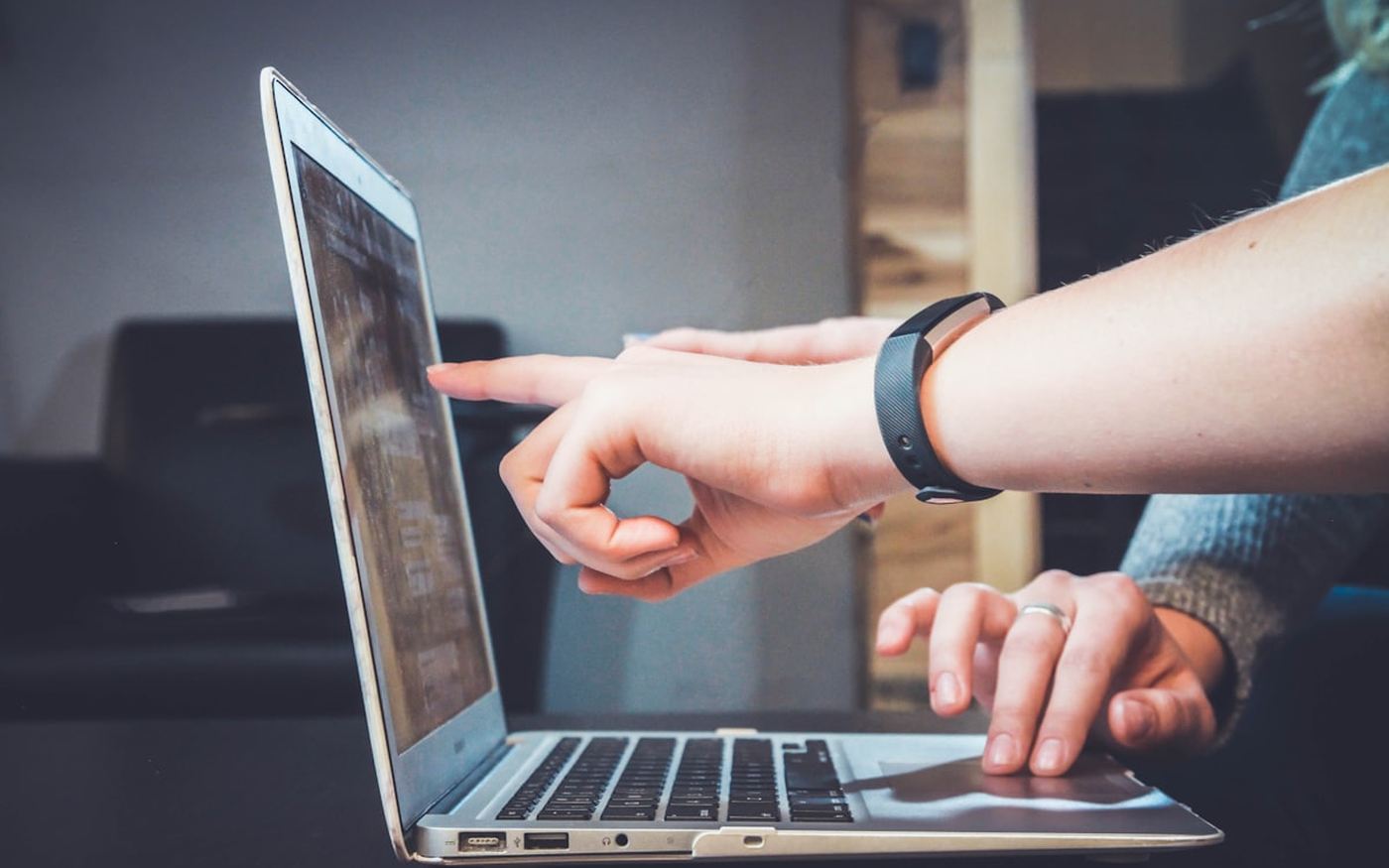 Klant bekijkt de opgeleverde website op een laptop