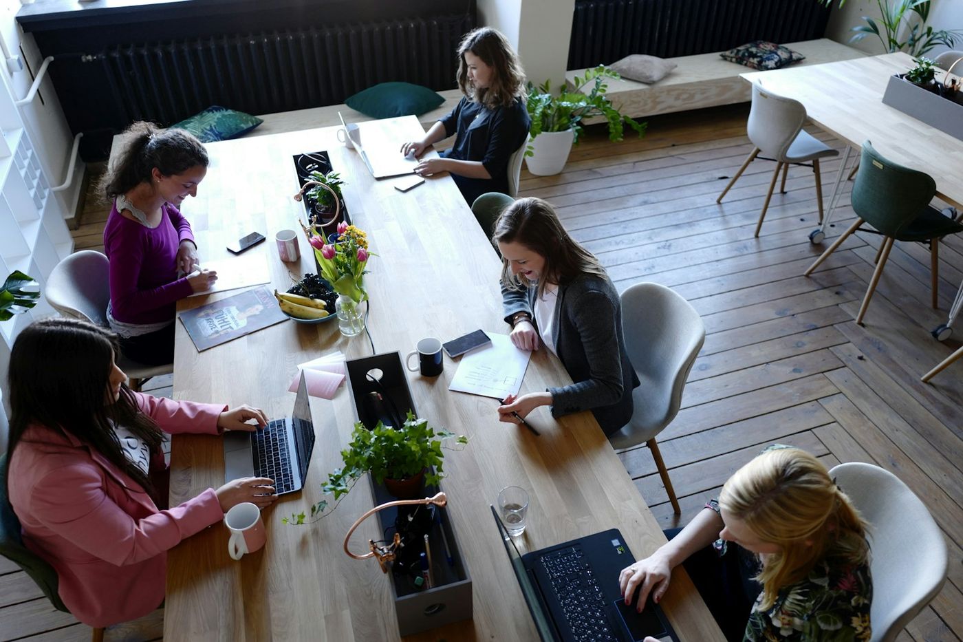 Professional aan het werk in een moderne werkomgeving