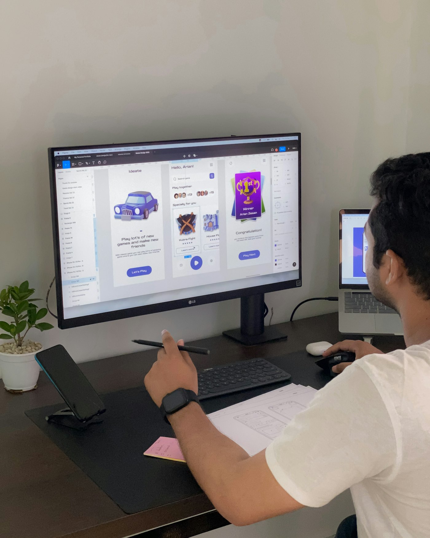 Webdesigner werkt aan het ontwerp van een website op een groot scherm